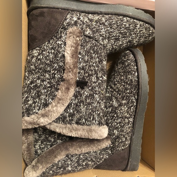 Never worn Women’s Snow boots - Picture 1 of 3